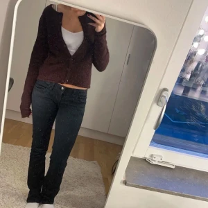 Vinröd kofta - Säljer en vinröd kofta med knappar framtill. Perfekt för lager-på-lager-stil och passar till både jeans och kjol. Koftan har långa ärmar och en klassisk design. 