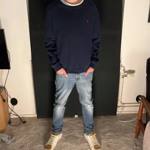 Mörkblå tröja från Ralph Lauren -  En snygg Ralph Lauren hoodie som är mörkblå.