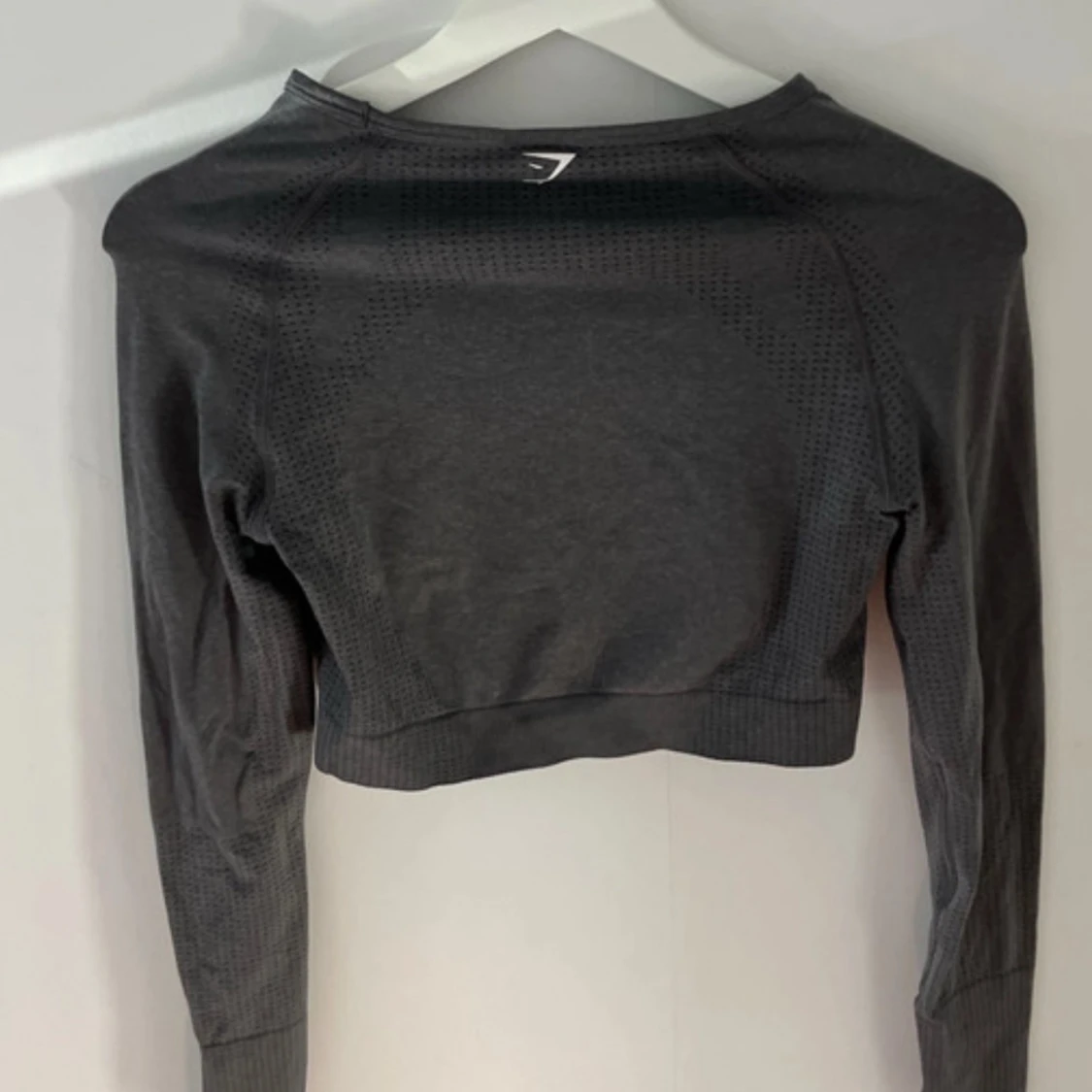 Grå croppad tröja från Gymshark - 90