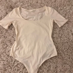 Vit  body - Säljer min body från hm som jag köpte i somras, endast provad inte använd. Storlek S