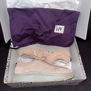 Eytys Jet i mocka - Fina Eytys Jet i size 44. Köpta på NK för ett tag sedan. Har inte kvitto men har originallåda med dustbags. Lätt använda, men inga riktiga skavanker mer än normalt slitage från några få användningar. Säljes billigt pga flytt!