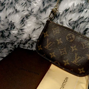 Äkta Louis Vuitton Mini pochette - Intressekoll för min väska, köpt på vestaire collective dvs äkta då den är verifierad, fint skick, hör av er