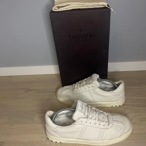 Valentino flycrews - Säljer ett par as feta valentino flycrews i size 42 men sitter stort så passar även 43. Endast 1 nit borta vilket är bra för flycrews. 9/10 skick, även box och dustbags medföljer. Skriv vid funderingar.