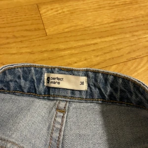 Blåa jeans från Gina tricot  - Snygga blå jeans från Perfect Jeans Gina tricot i storlek 38. Lite stora i storleken 