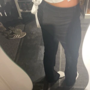 Svarta jeans - Snygga svarta lee bootcut jeans.. De är helsvarta och har en klassisk design, jag skulle säga att dem är midwasited. Alltså inte för höga eller låga. Köpte för 900kr, nästan aldrig använda!