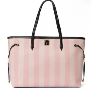 Victoria secret väska -  säljer denna väskan från Victoria secret den är ny skick men används inte längre den har slutat sälja på hemsidan och originalpriset var 1600 men jag säljer den för 1000 pris kan diskuteras skriv privat för egna bilder 