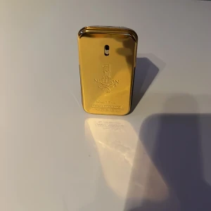 1 Million Parfym Paco Rabanne - Säljer denna 1 million Paco Rabanne. Aldrig använd och Innehåller 50 ml. Köpare står för frakten. Priset går att diskutera!!!