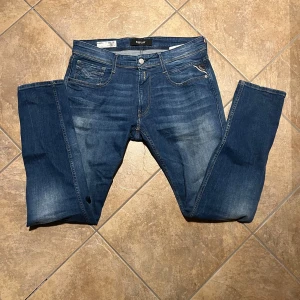 Replay jeans - Riktigt feta blåa replay 573 bio jeans med en klassisk femficksdesign och dragkedja för en riktigt bra prislapp. De har en straight passform och är perfekta för dig som är ”grisch”. Hör av dig vid mer frågor om passform mm, Mvh William🙌🏼