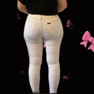 Vita lågmidjade jeans från Lee - Snygga vita jeans från Lee, lågmidjade. Storlek M men är små i storleken så mer en S. Fint skick🥰 (5)