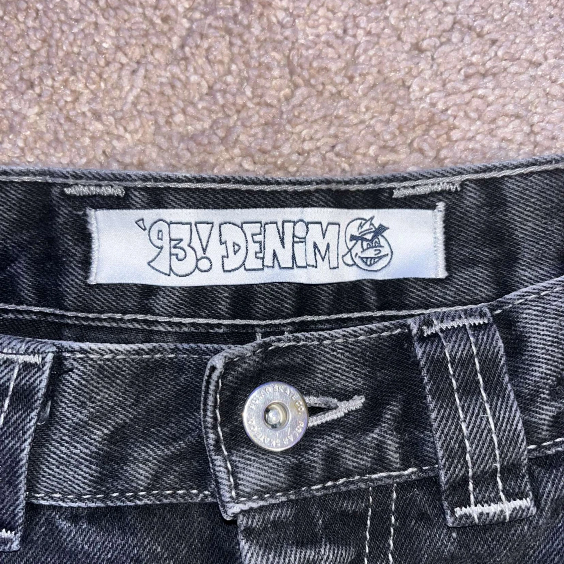Svarta jeans med broderad detalj - 93