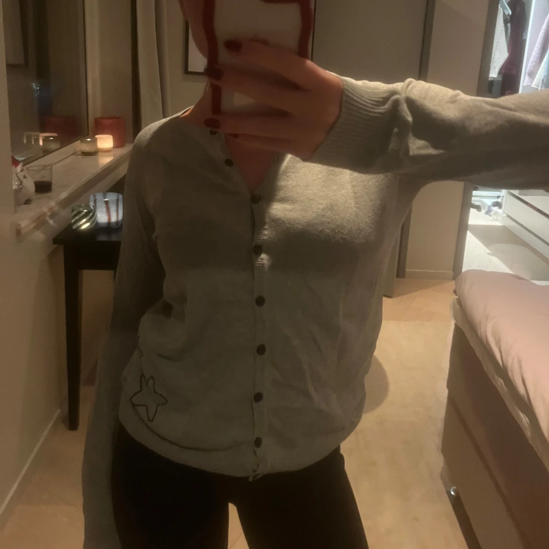 Grå kofta med stjärndetalj