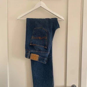 Jeans  - Säljer 3 st par jeans i fint skick av olika märken då de inte kommer till användning längre.🕺🏼  Levis 501 32x32 7/10 skick 400 kr   Nudie Jeans 31x32 straight fit 9/10 skick 500 kr   Massimo Dutti regular 31x32 fit 8/10 skick 250 kr   Kan mötas upp i Stockholm eller frakta på köparens bekostnad! Vid frågor kom DM!😁