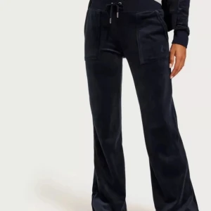 Juicy byxor - Mörkblå mjukisbyxor från Juicy couture i storlek XS. Snörerna har jag tappat bort tyvärr, därav priset❤️