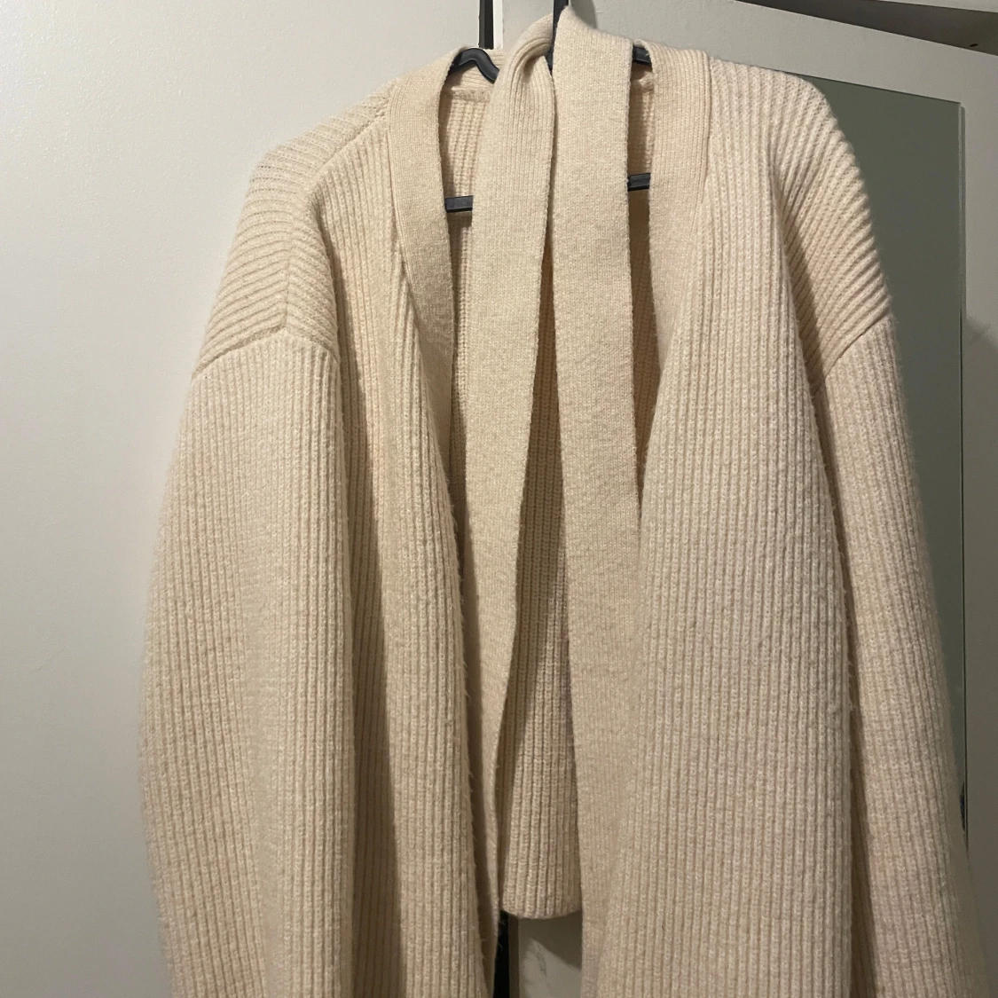 Beige ribbad kofta med bälte - 77