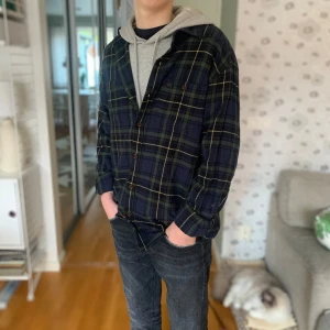 Rutig overshirt från Nudie Jeans - Säljer en snygg flanell overshirt från Nudie Jeans i blått och grönt. Skjortan har knappar framtill och en avslappnad passform. Storlek S men passar M, för stor på mig 1.73. Säljer för 350 men kan sänka rejält!