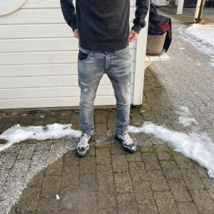 Jack & Jones Jeans Slitningar - Ett par tvär feta jack & jones jeans med slitningar🙌| Modell: Slim- Glenn👖| Skick: 9/10✅ | Modellen är 184 | Hör av er vid fler frågor 🦦| StockholmWRDB
