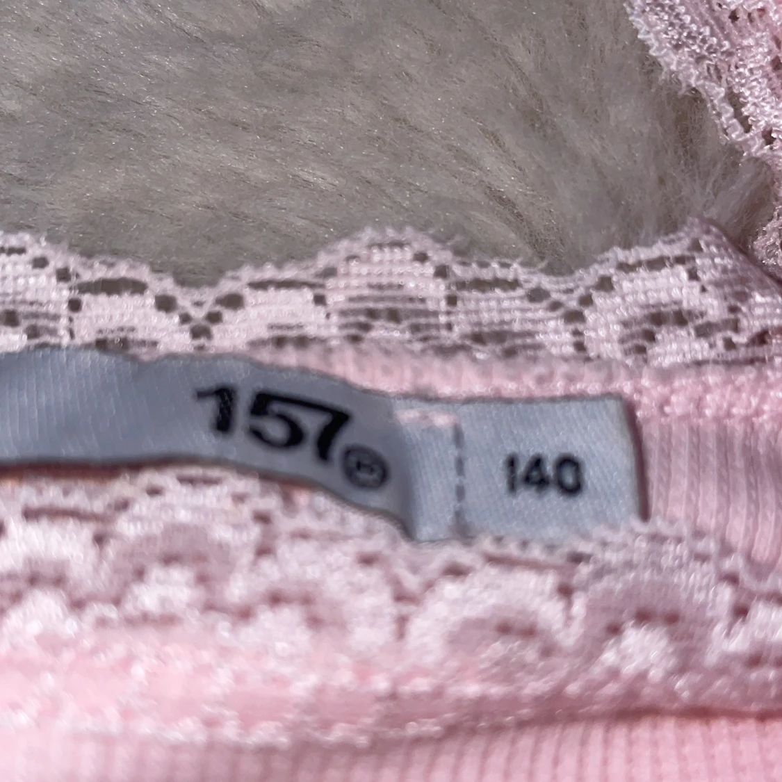 Rosa ribbad linnetopp med spetsdetaljer - 91