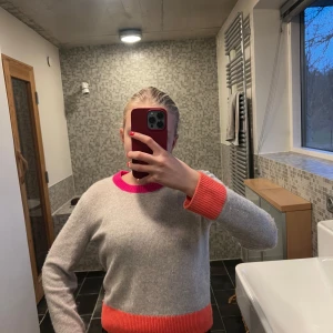 From Future tröja  - Denna coola tröja är i ett väldigt bra skick och har inga alls defekter. Den ser nästan ny ut. Jag har inte haft den så länge och har bara använt ett fåtal gånger. Denna fina tröja går tyvärr inte heller att köpa från deras hemsida längre så passa på att köpa den här om du gillar den.