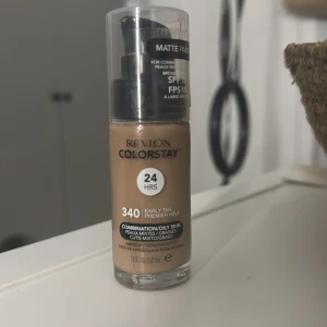 Revlon ColorStay Foundation 340 Early Tan - Revlon ColorStay Foundation i nyansen 340 Early Tan. Denna foundation är designad för kombinerad till oljig hud och erbjuder en matt finish som varar i upp till 24 timmar. Innehåller SPF 15 för extra skydd. Ungefär 80-85% kvar