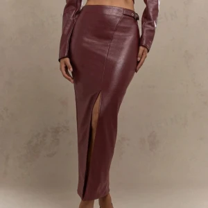 Vinröd långkjol med slits - Elegant vinröd långkjol i skinnimitation från Missguided med slits framtill