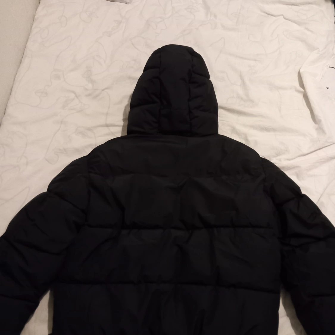 Svart pufferjacka från Bershka - 90