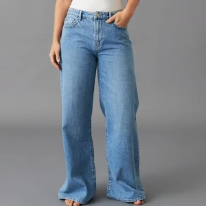 Blå wide jeans - Snygga blå jeans med en avslappnad wide fit. De är högmidjade och har klassisk femficksdesign. Perfekta för en trendig och bekväm stil.