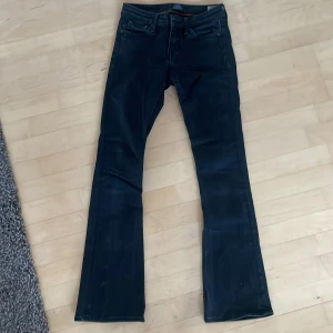 Lågmidjade bootcut jeans - Svarta lågmidjad bootcut jeans från crocker! Mindejmått: 33 cm. Innerbenslängd: 75 cm
