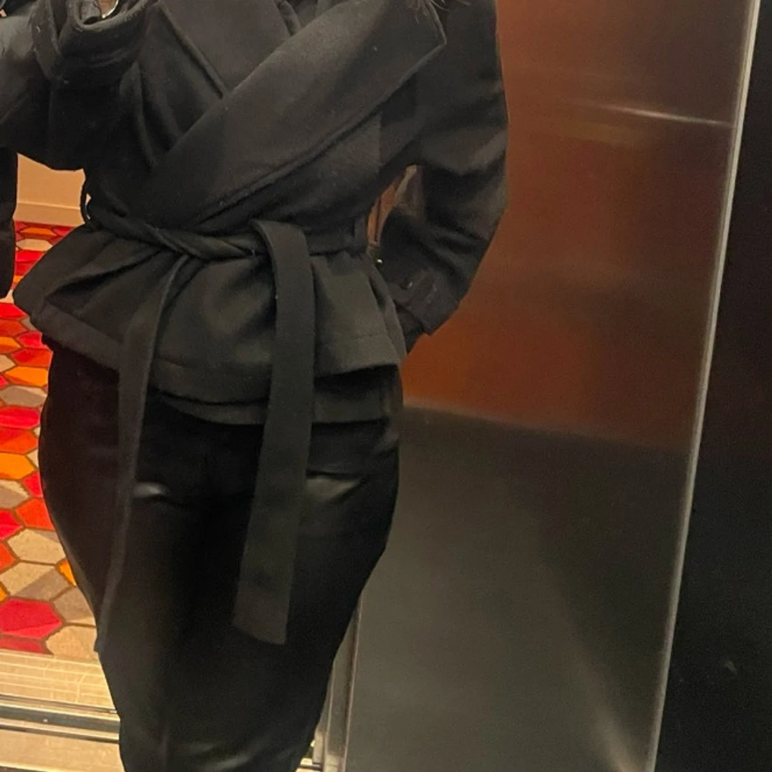 Svart kappa med knytband - 91