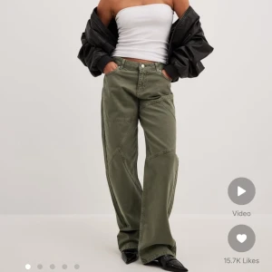 Gröna cargopants från NA-KD - Slutsålda cargopants från nakd stl 34