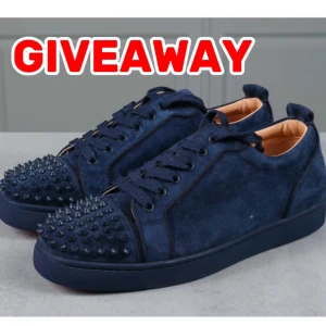 Mörkblå Christian Louboutins - ‼️För att vara med i giveawayen måste du bara 1. Lika denna annonsen ❤️2. Följ detta kontot på plick 💫3. Lika en annan valfri annons på denna profilen 🙌.Vinnaren dras den 31:a Januari. Lycka till 🤩