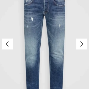 Replay jeans med slitningar - Sprillans nya replay jeans med slitningar, säljer dom för dom inte passade mig, storlek är 29/34 . Kom med bud!!! 