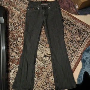 bootcut jeans mid/low waist - Snygga svarta jeans som inte kommer till användning längre, strl W30L32.