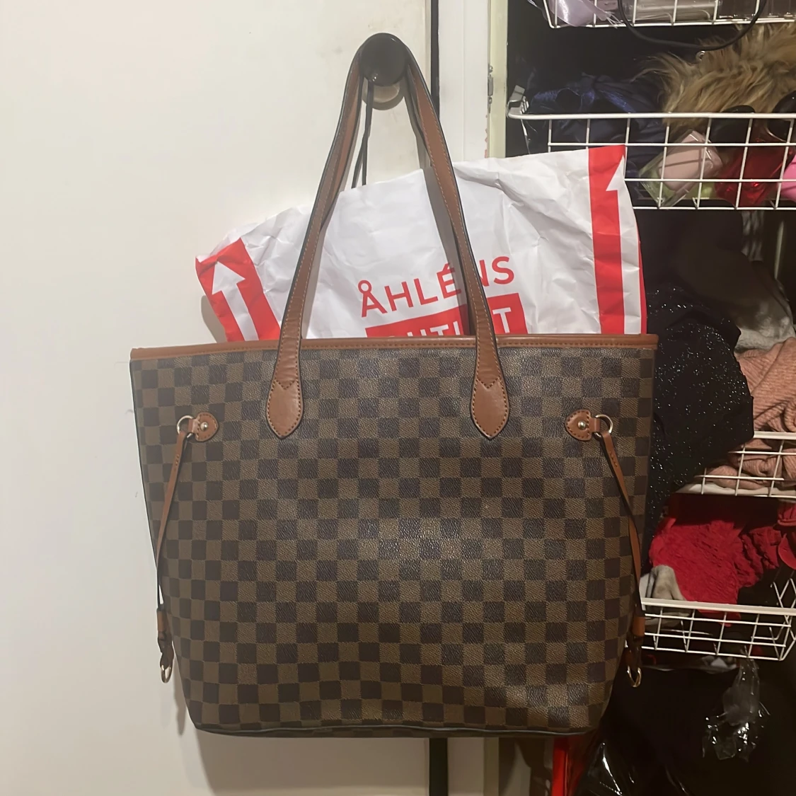 Rutig brun axelväska