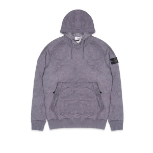 Dust hoodie från Stone Island (Limited edition) - Snygg grå/lila hoodie från Stone Island med klassisk logga på ärmen. Den har en praktisk magficka och justerbar huva med.Perfekt för en avslappnad stil. Lätt oversize storlek M. ”Äkthets-bevis” via certilogo (Scanna QR kod). Mycket gott skick, knappt använd. Tvättad 1 gång. 