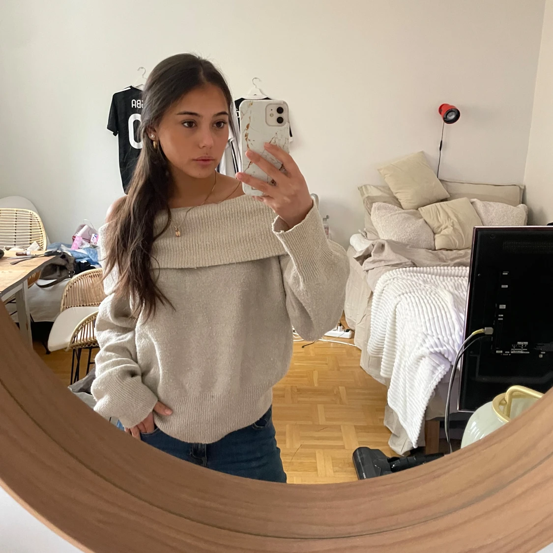 Beige offshoulder tröja