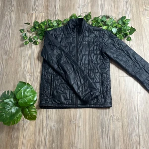 Helly Hansen Jacka  - Säljer en riktigt fin och stilig Helly Hansen jacka som är nästan garanterad att hålla dig varm i alla olika typer av väder. Jackan har inga skador och i nyskick! Storlek:176/16 Hör gärna av er vid frågor eller funderingar😄