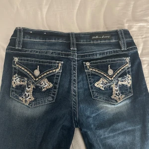 Bootcut jeans - Snygga mörkblå bootcut jeans från Stella in dreams. Strl 9/29🩷 Super fina detaljer! Midjemått rakt över: 39 cm. Innerbenslängd: 78 cm. 