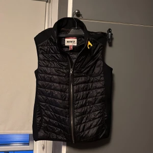 Parajumper väst - Väst från parajumper. Västen är köpt ifrån kidsbrandstore för 2600kr. Väldigt bra skick, inte använd jätte mycket.  Det står k den att storleken i den är Y-M men jag skulle säga att den passar bäst på någon som är 165-178. Mitt pris 850