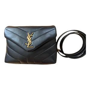 Saint Laurent Loulou  - Snygg svart axelväska från Saint Laurent i skinn med quiltad design och guldiga detaljer. Väskan har en justerbar rem och det ikoniska YSL-emblemet på framsidan. Perfekt för att ge en lyxig touch till din outfit. Köpt på Vestiaire collective INGA BYTEN