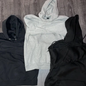 Svarta och grå hoodies - Säljer två svarta och en grå hoodie. Perfekta för en avslappnad stil med klassisk design och huva. De har en bekväm passform och är gjorda i mjukt material.