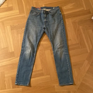 Blå jeans från Acne Studios - Snygga blå jeans från Acne Studios med en klassisk slim fit. De har en stilren design. Perfekta för en avslappnad look.