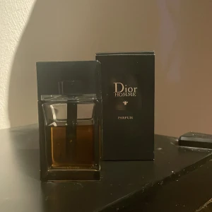 Dior homme parfum  - En riktigt bra och fin parfym från dior som passar helt perfekt nu när det är kallare, parfymen är som dior homme intens men håller längre och luktar lite manligare🤩🤩parfymen säljs inte längre och är väldigt svår och få tag på derför säljar jag den för 1000kr för cirka 60ml, har du någon fråga hör bara av dig!!