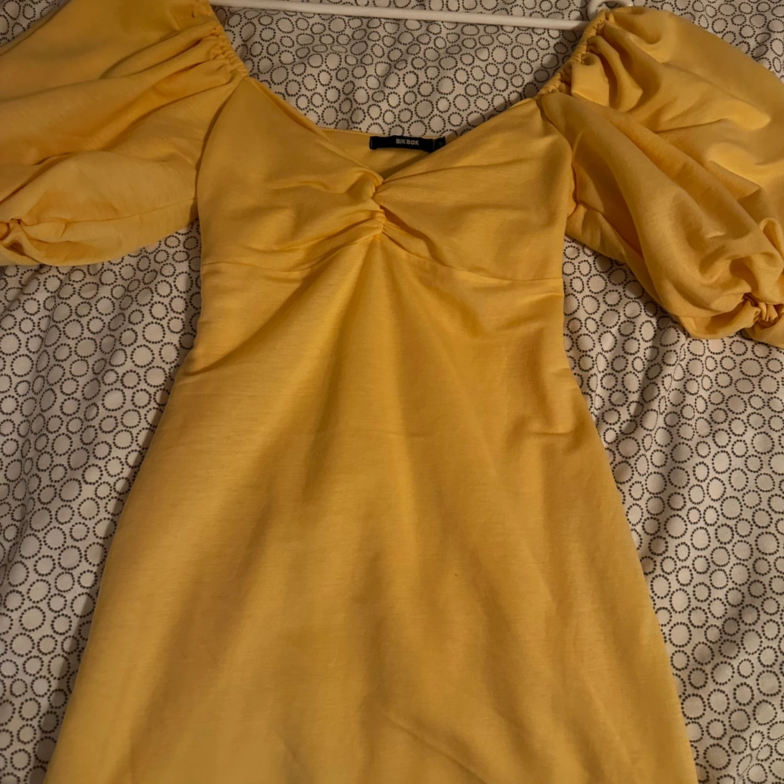 Gul klänning med puffärmar