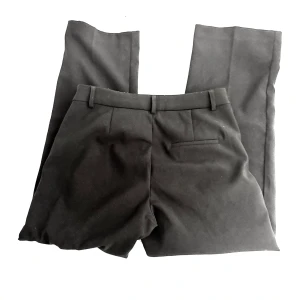 Svarta kostymbyxor från Gina Tricot - Snygga svarta kostymbyxor från Gina Tricot med klassisk design. Byxorna har en rak passform och är perfekta för en stilren look. Knappast använda