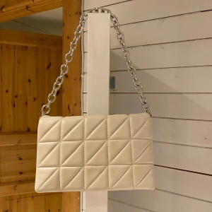 axelväska med kedja - Ljusbeige axelväska med silver kedja 