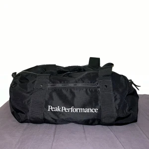 Peak Performance gymväska 35L - Peak Performance gymväska 35L. Inga defekter, som ny.  Höjd: 38 cm Längd: 48 cm Vidd: 27 cm  Obs axelrem finns ej, endast handtag.