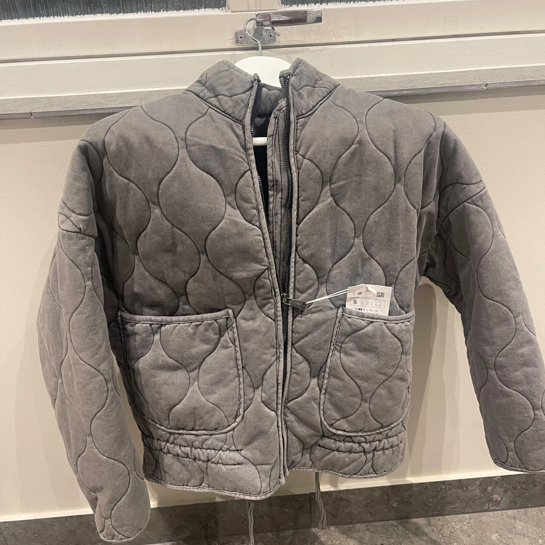 Grå quiltad jacka - 91
