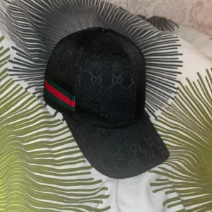 Svart keps från Gucci - Fin Gucci keps ser fortfarande fin ut utan skador elle något om du vill kan diskutera om priset men tror ksk inte accepterar 😃.