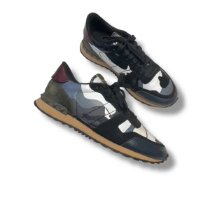 Valentino rockrunner - Valentino rockrunner, storlek 42,5, skick 9/10, pris 3199kr. Hör av er vid frågor eller funderingar.