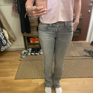 Grå jeans med bootcut - Snygga grå jeans med bootcut-stil och låg midja. 